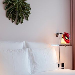 Mittelgroßes Zimmer mit Kingsize-Bett